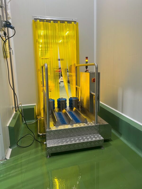 เครื่องล้างรองเท้าบูท (Boot Cleaner) สำหรับทำความสะอาดสิ่งสกปรกก่อนเข้าพื้นที่ผลิต